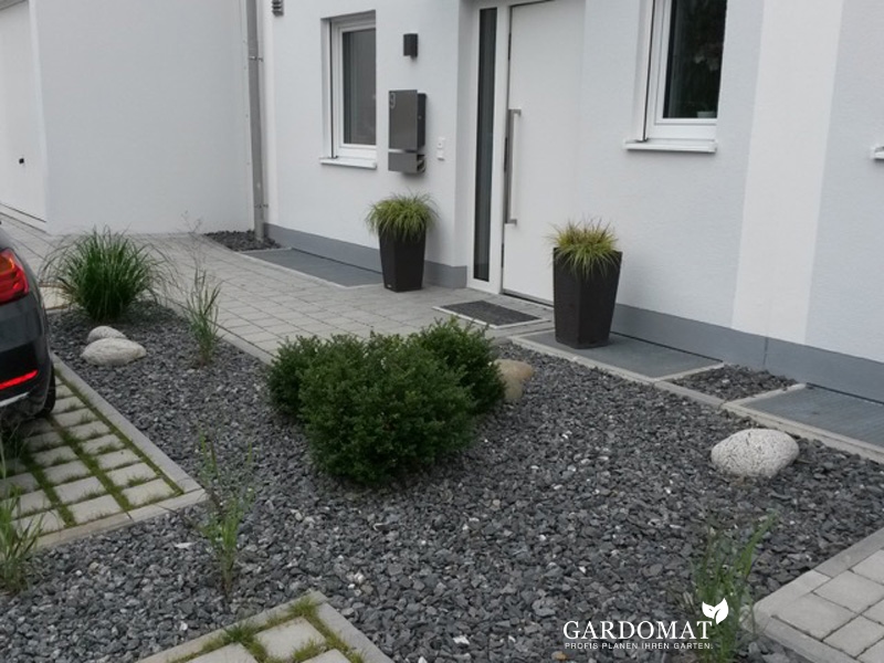 kleiner romantischer moderner Garten