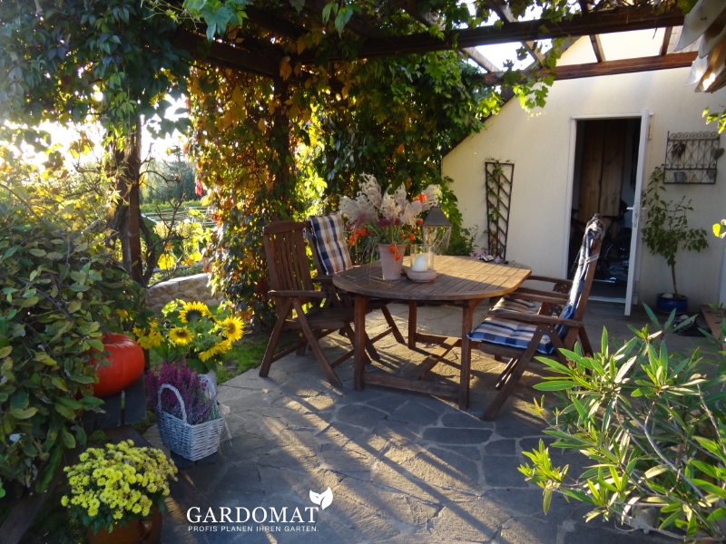 Mediterraner Garten mit Wasserspiel