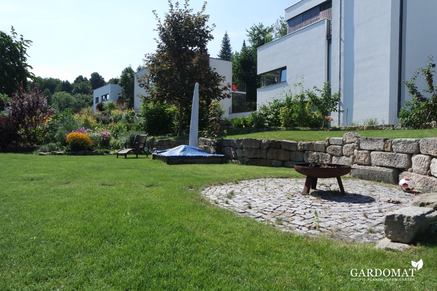 Natürlicher Stadtgarten mit zwei Ebenen