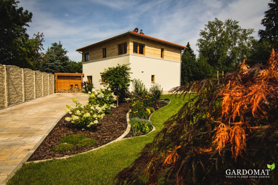 Mediterraner Gartenstil mit Beetpanung