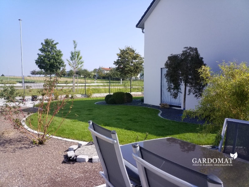 Moderner romantischer Garten mit japanischen Flair