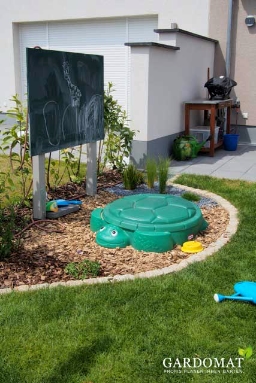 kleiner natürlicher Reihenhausgarten